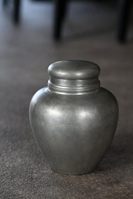 日本 老锡罐 古锡 茶叶罐 锡 老锡 茶入
【高18cm】
锡罐皮壳老辣 锡斑非常漂亮 年份足 底部铭 锡罐整体锡质好，双层密封盖，恒温防潮，比其他储茶器物更实用存放茶叶，茶席摆设使用雅器。