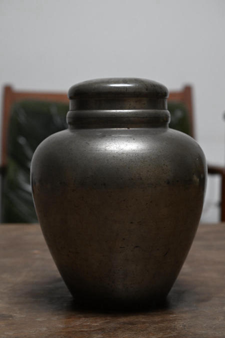 日本 老锡罐 古锡 茶叶罐 锡 老锡 茶入 强乐之记
【高23cm】
锡罐皮壳老辣 锡斑非常漂亮 年份足 底部铭 锡罐整体锡质好，双层密封盖，恒温防潮，比其他储茶器物更实用存放茶叶，茶席摆设使用雅器。