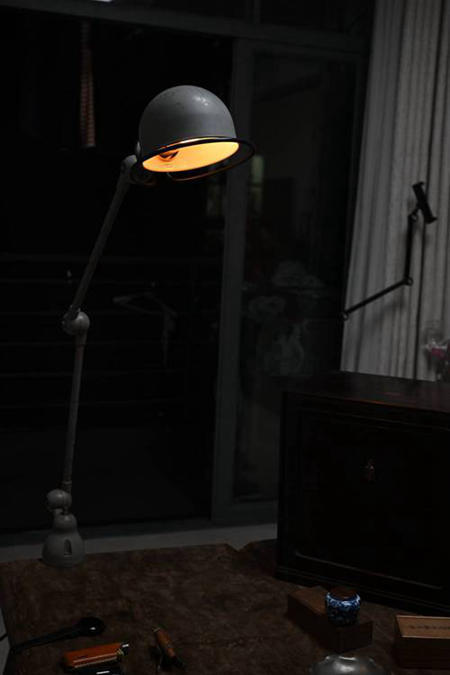 1950年代 原漆 法国杰拉德Jielde 工作室灯/台灯/工业灯/工业折叠壁灯 带原始夹头。难得大几十年的东西，状态还保持如此良好，开关阻尼感还有，漆面无明显的大划伤，仅仅只是正常使用痕迹。电源线也是老的，再用个10年肯定没问题。这种灯状态差一点，就是差很多。

JIELDE DESK LAMP30年，双臂总高约130cm
上世纪40年代，一位名叫Jean-LouisDomecq的工人因为不满车床上无法调整角度的坐灯，以及它磕磕绊绊的电源线，于是开始亲自操刀做了一台新灯。
经过了几次尝试之后，终于在1950年的4月，第一台 Jielde Lamp正式问世。
Jielde灯，也称机械师。是工业设计风格的真正标志，硬朗线条，可伸展的铰接臂带来的卓越的空间适应能力，很多设计师.艺术家收藏爱好者的家里都有JIELDE的身影。