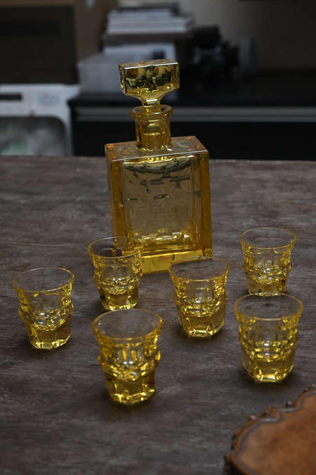 国王的水晶：Moser 捷克摩瑟水晶 黄色 一瓶六杯
瓶重1381g 长10.5cm 宽7cm 高22cm 满水容量430cc; 杯重136g 口径5.5cm 高6.2cm 满水容量40cc

Moser摩瑟始创于1857年，天才雕刻师Ludwig Moser先生在捷克创立，这里的每一个摩瑟水晶产品，都是基于手工艺术大师设计，加上工人纯手工制作，经过玻璃吹制，切割机，雕刻师和画家的完美融合而成。
Ｍoser（摩瑟）是世界水晶工艺品皇冠上最璀璨的明珠。其登峰造极的工艺，得到英国国王爱德华七世、挪威国王哈肯七世、英国女皇伊莉莎白二世、西班牙国王阿丰索十三世、捷克总统托马斯•卡利格•马沙瑞克、教宗庇护十一世、波斯国王等全球无数皇室及政商名流的青睐，被誉为国王的水晶。