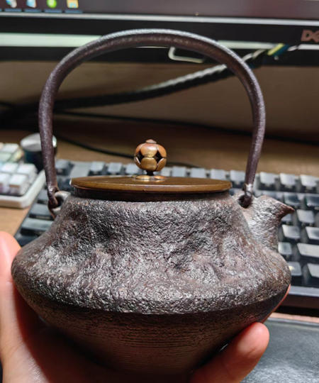 【精】日本 大正时期 金寿堂造 炮口 铁打平提手 砂铁 小老铁壶 个头小巧，造型古拙. 内外状态佳。 重:1190g 高:17.5cm 容量:750cc  盖重:248g  {ID1965}