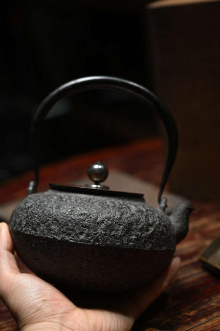 【未使用】日本 美之助造 云色堂 砂铁 小铁壶 双款带原箱
