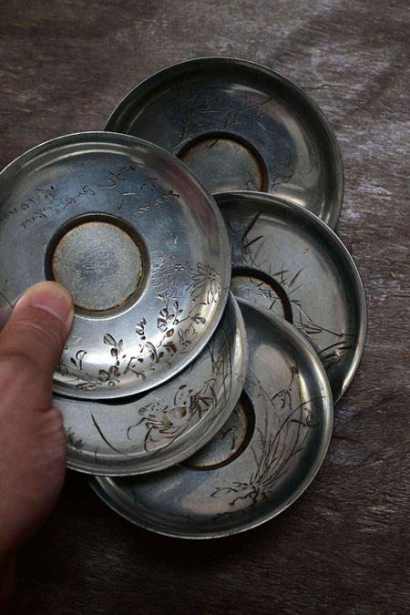 日本 瑞春制 锡合金 茶托 5客，品相佳，有正常使用的痕迹，底款“瑞春”。