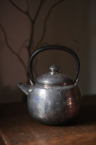 藏六居造老银壶